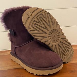 Brand New UGG Bailey Button II Short Boots Size 6 Eggplant